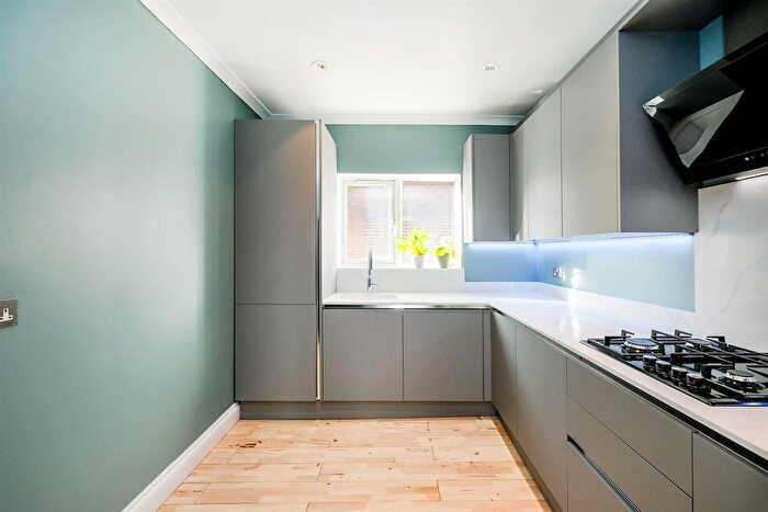 2 Bedroom Flat For Sale In Hainault Road, London, E11