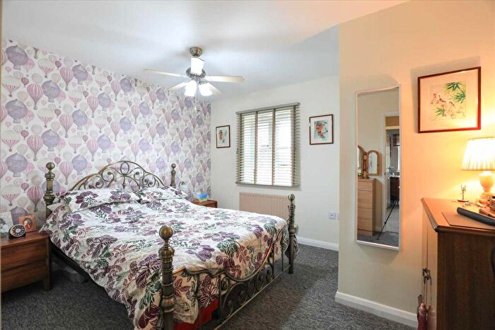 3 Bedroom Semi-Detached House For Sale In York Close, Burton Latimer, NN15