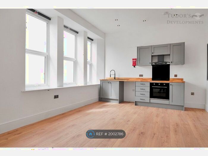 1 Bedroom Flat To Rent In Tudor House, Brighouse, HD6