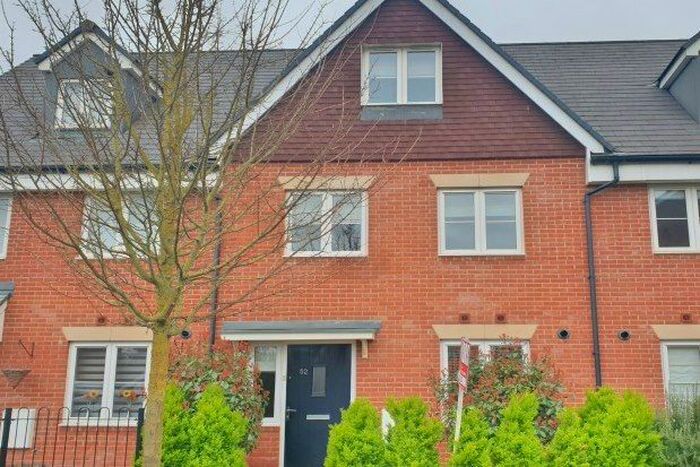 3 Bedroom Property To Rent In Moorcroft Lane, Aylesbury, HP18