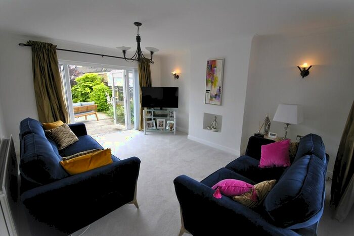 2 Bedroom Detached Bungalow For Sale In Edgehill Road, DN2