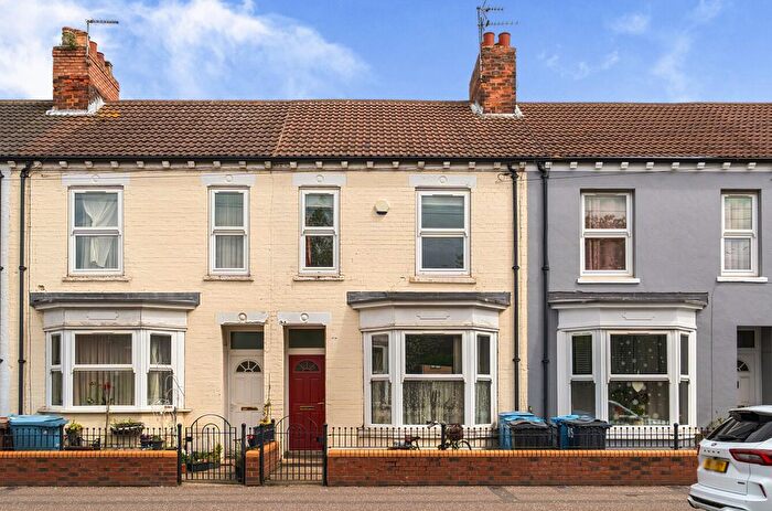 3 Bedroom Terraced House For Sale In Hawthorn Avenue, Hull, HU3