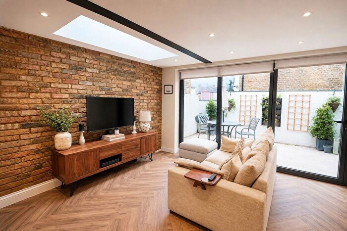 2 Bedroom Maisonette For Sale In Kellino Street, Tooting, London, SW17