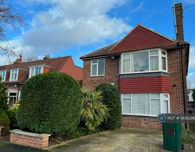 2 Bedroom Flat To Rent In Petworth Road, London, N12