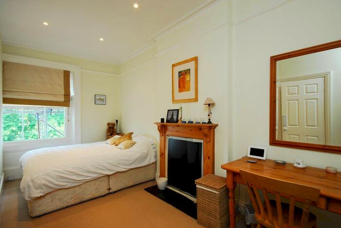 2 Bedroom Flat To Rent In Cornwall Gardens, South Kensington, London, SW7