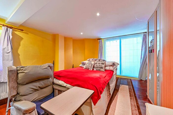 2 Bedroom Flat For Sale In Copenhagen Street, Islington, London, N1