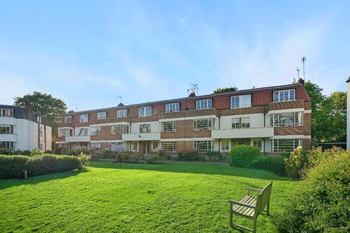 3 Bedroom Flat To Rent In Greenway Close, London, N4