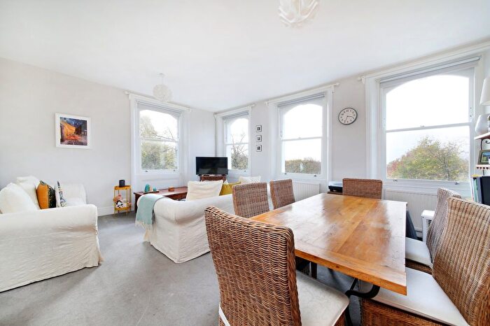 1 Bedroom Flat To Rent In Clapham Common South Side, Clapham Common, SW4