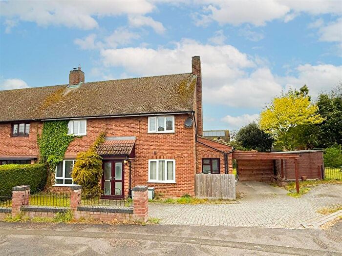 3 Bedroom Semi-Detached House For Sale In The Woodlands, Geddington, NN14