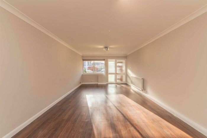 2 Bedroom Flat To Rent In North Crescent, London, N3