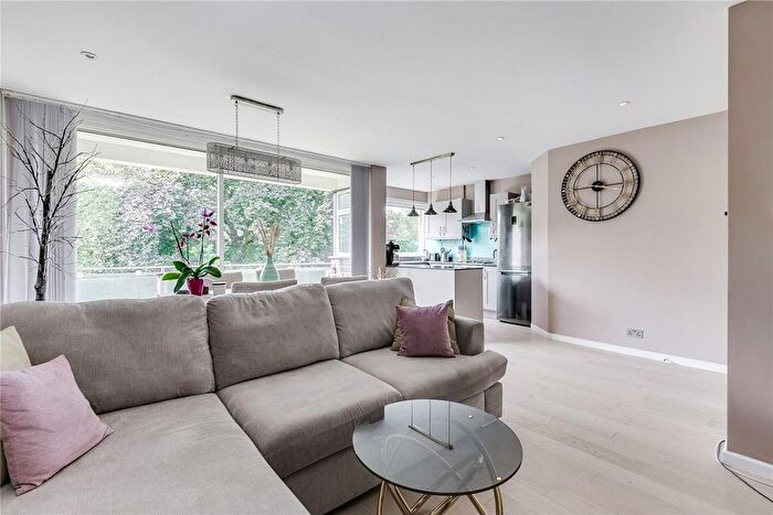 2 Bedroom Flat To Rent In Pinewood Court, London, SW4