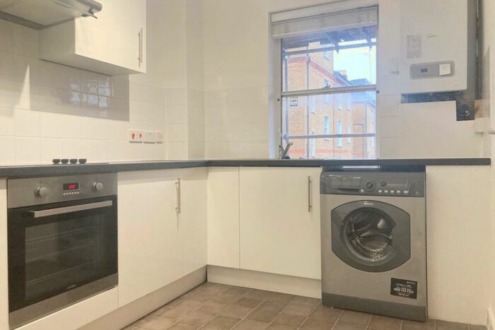 1 Bedroom Apartment To Rent In The Gardens, East Dulwich, London, SE22