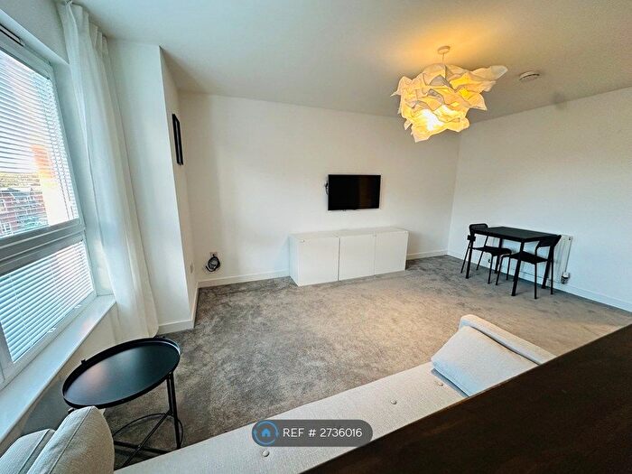 2 Bedroom Flat To Rent In Springfield Gardens, Glasgow, G31