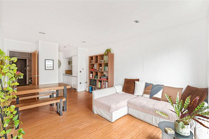 2 Bedroom Flat For Sale In Kingsland Road, London, E8