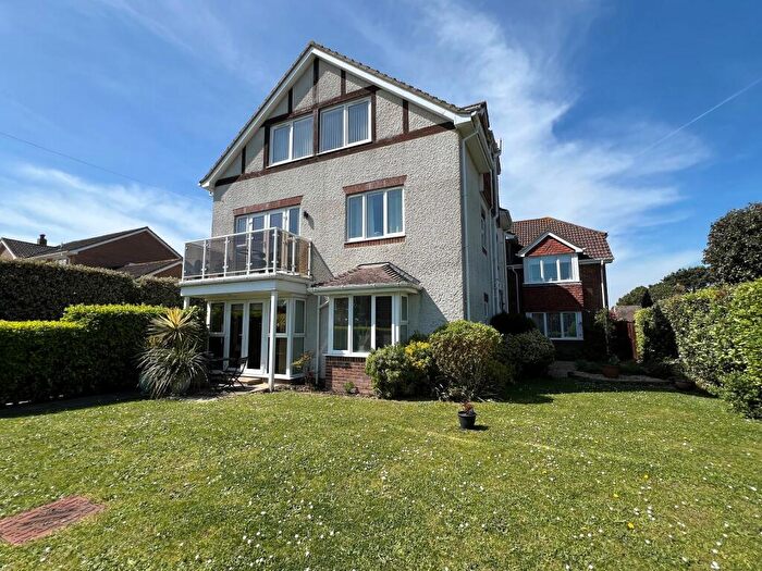 3 Bedroom Flat For Sale In Barton Court Avenue, Barton On Sea, New Milton, Hampshire., BH25