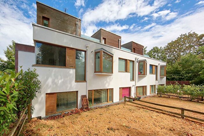 1 Bedroom Flat To Rent In Southmead Gardens, Teddington, TW11