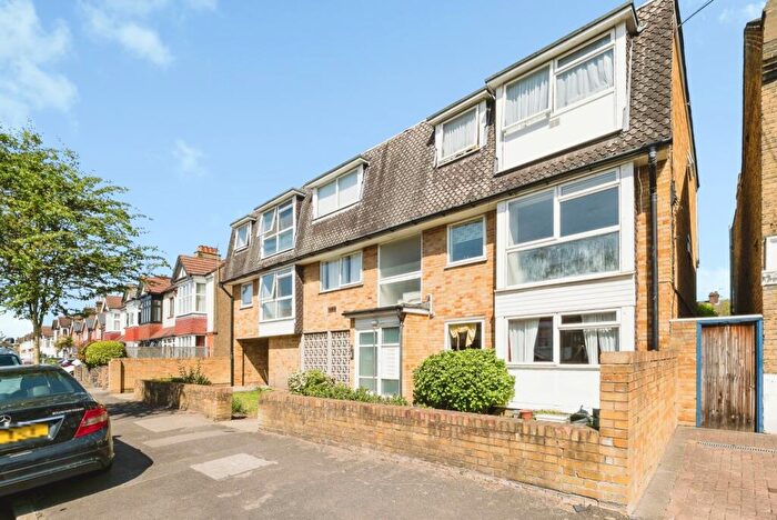 2 Bedroom Flat For Sale In Malmesbury Road, London, E18