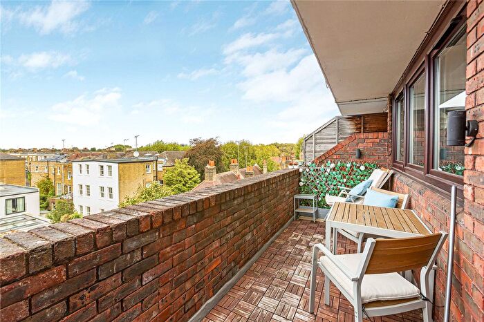 2 Bedroom Flat For Sale In Lockyer House, The Platt, Putney, London, SW15