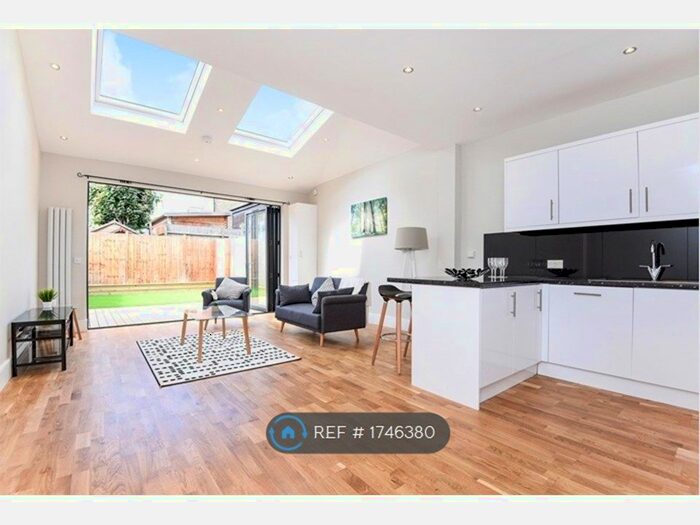 3 Bedroom Flat To Rent In Mitcham Lane, Mitcham, SW16