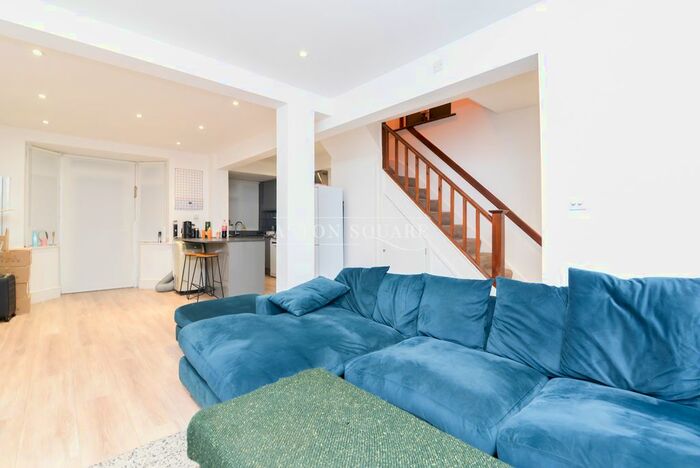 3 Bedroom Semi-Detached House To Rent In Selborne Gardens, London, NW4