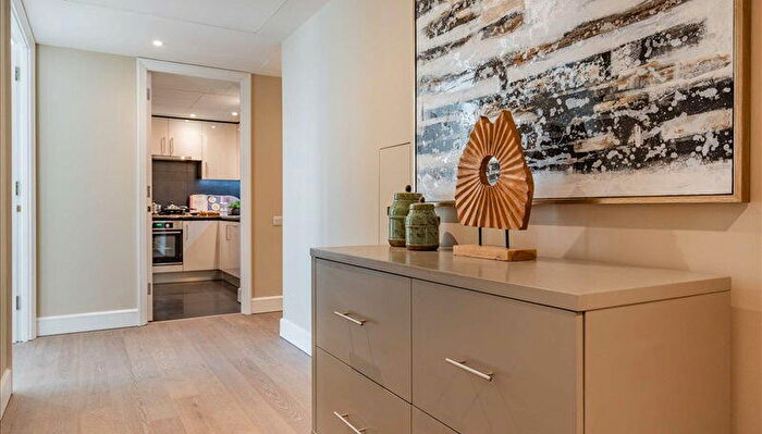 2 Bedroom Apartment To Rent In Canary Wharf, E14