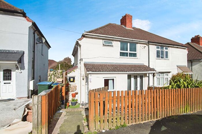 3 Bedroom Semi-Detached House For Sale In Grace Road, Tividale, Oldbury, B69