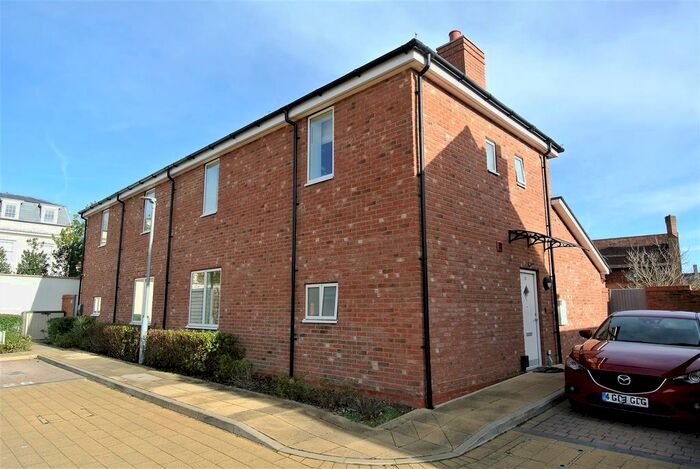3 Bedroom Property To Rent In Great Charta Close, Englefield Green, Egham, TW20