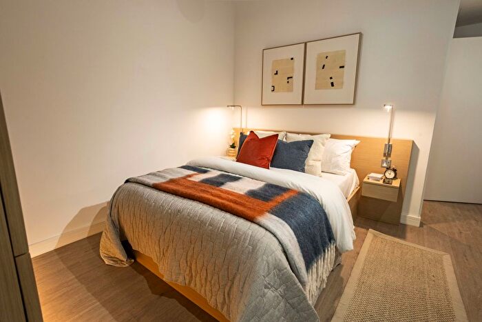 Studio To Rent In Hammersmith Rd, London, W6