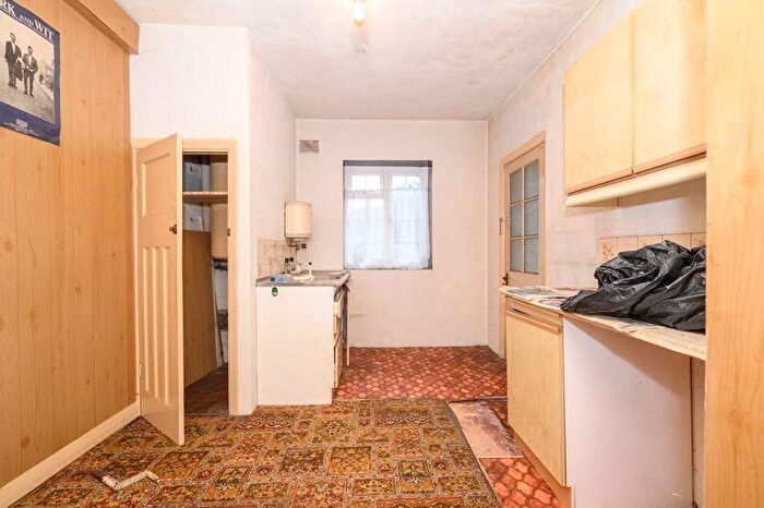 1 Bedroom Flat For Sale In Church Street, Walton-On-Thames, KT12