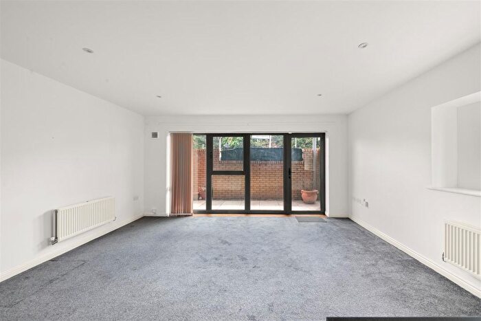 1 Bedroom Flat For Sale In Uxbridge Road, Hayes, UB4