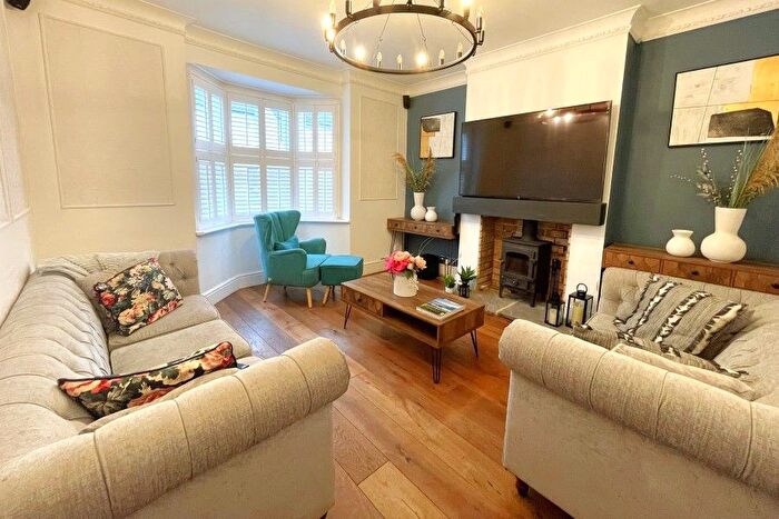 5 Bedroom Detached House To Rent In Addlestone, Surrey, KT15