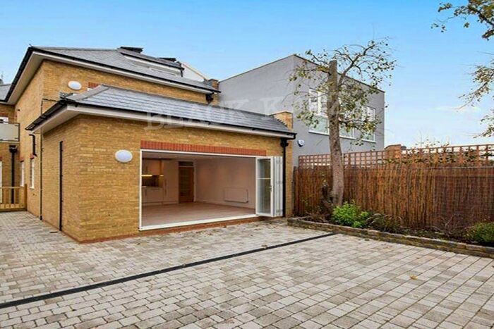 3 Bedroom Flat To Rent In Avenue Road, N15