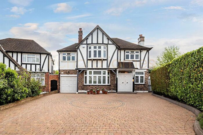 4 Bedroom Detached House For Sale In Oakleigh Gardens, Edgware, HA8