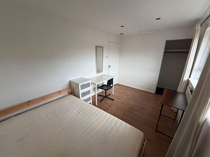 3 Bedroom Flat To Rent In Detling House, SE17