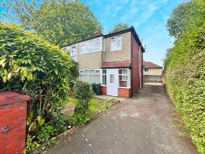 3 Bedroom Semi-Detached House To Rent In Lydgate Avenue, Breightmet, Bolton, BL2