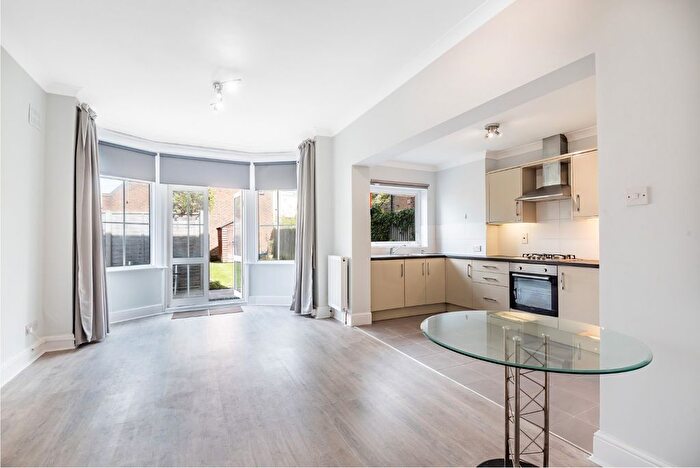 Studio To Rent In Fortis Green, London, N2