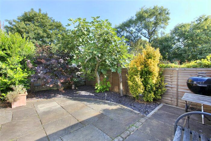 2 Bedroom Flat To Rent In Edgeley Road, Clapham, London, SW4