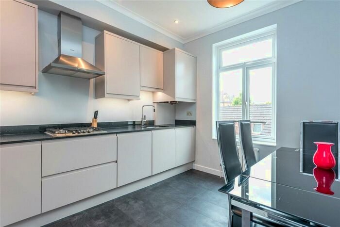 3 Bedroom Maisonette To Rent In Northchurch Road, Islington, London, N1