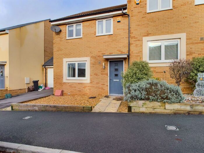 3 Bedroom Semi-Detached House To Rent In Hawthorn Way Bristol, BS16