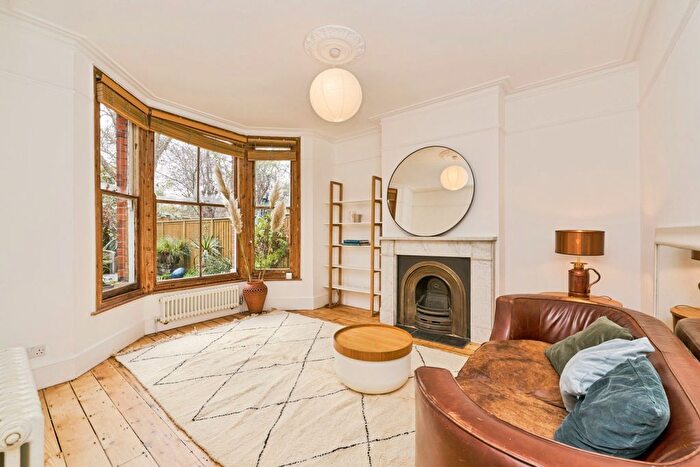 2 Bedroom Flat For Sale In Newton Avenue, London, W3