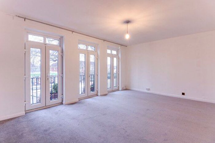 2 Bedroom Flat To Rent In Oakdene Parade, Cobham, KT11