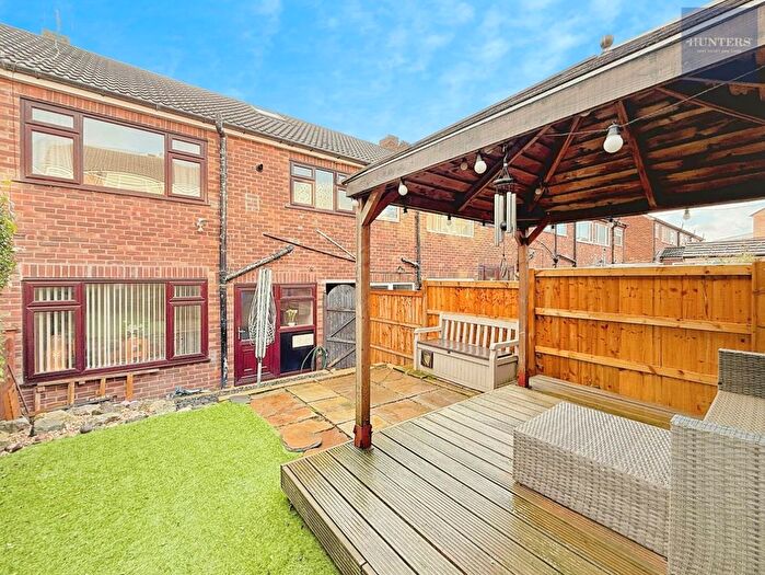 3 Bedroom Property For Sale In Somerdale Grove, Leeds, LS13