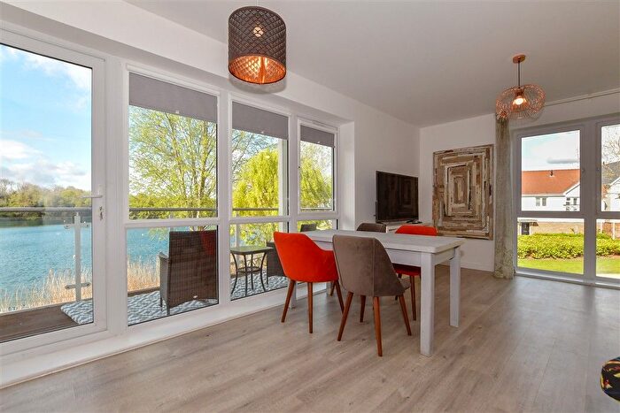 2 Bedroom Flat For Sale In Walters Close, Snodland, Kent, ME6