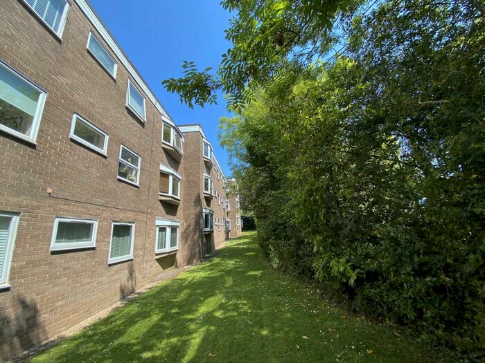 2 Bedroom Flat To Rent In Fairlawns, London Road, CM14