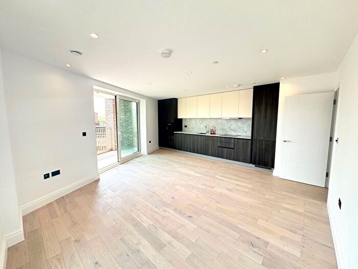 3 Bedroom Flat To Rent In High Road Leyton, London, E10