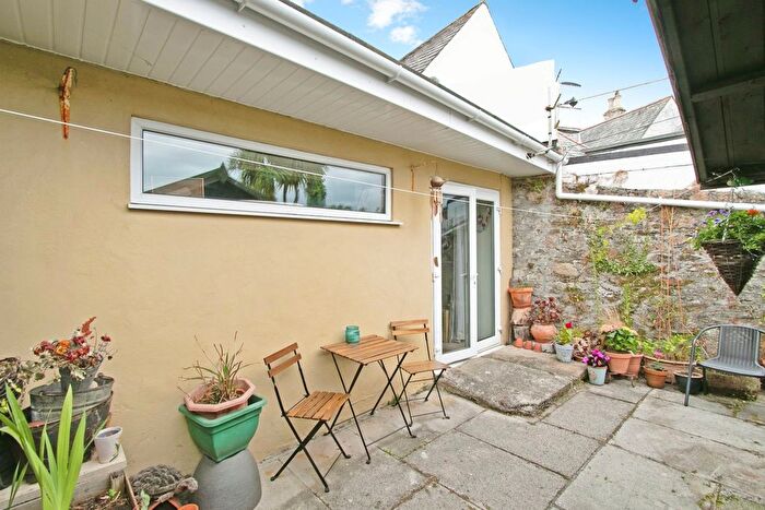 2 Bedroom Flat For Sale In Broad Street, Penryn, Cornwall, TR10