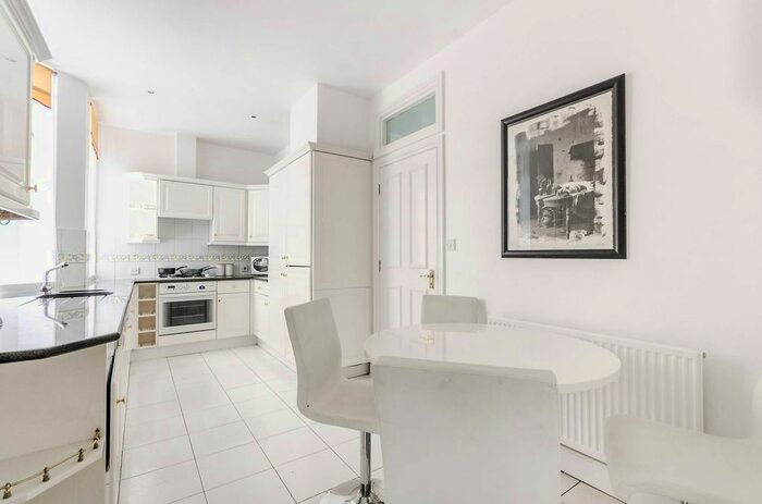 2 Bedroom Flat To Rent In Berkeley Street, Mayfair, London, W1J