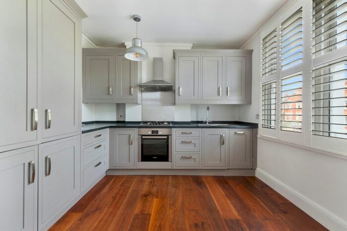 2 Bedroom Flat To Rent In Lambton Road, London, SW20