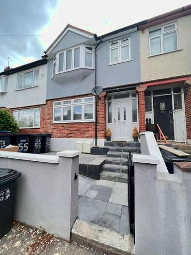 3 Bedroom Flat To Rent In Brooklyn Road, London, SE25