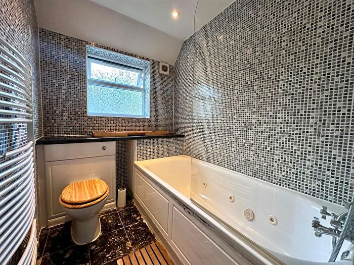 3 Bedroom Flat To Rent In Newick Road, London, E5
